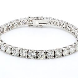7' Tennis bracelet with 4-prong set (45) round diamonds.  D9.00ct.t.w.
