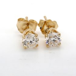 Screw back stud earrings with prong set round diamonds.  D1.00ct.t.w.