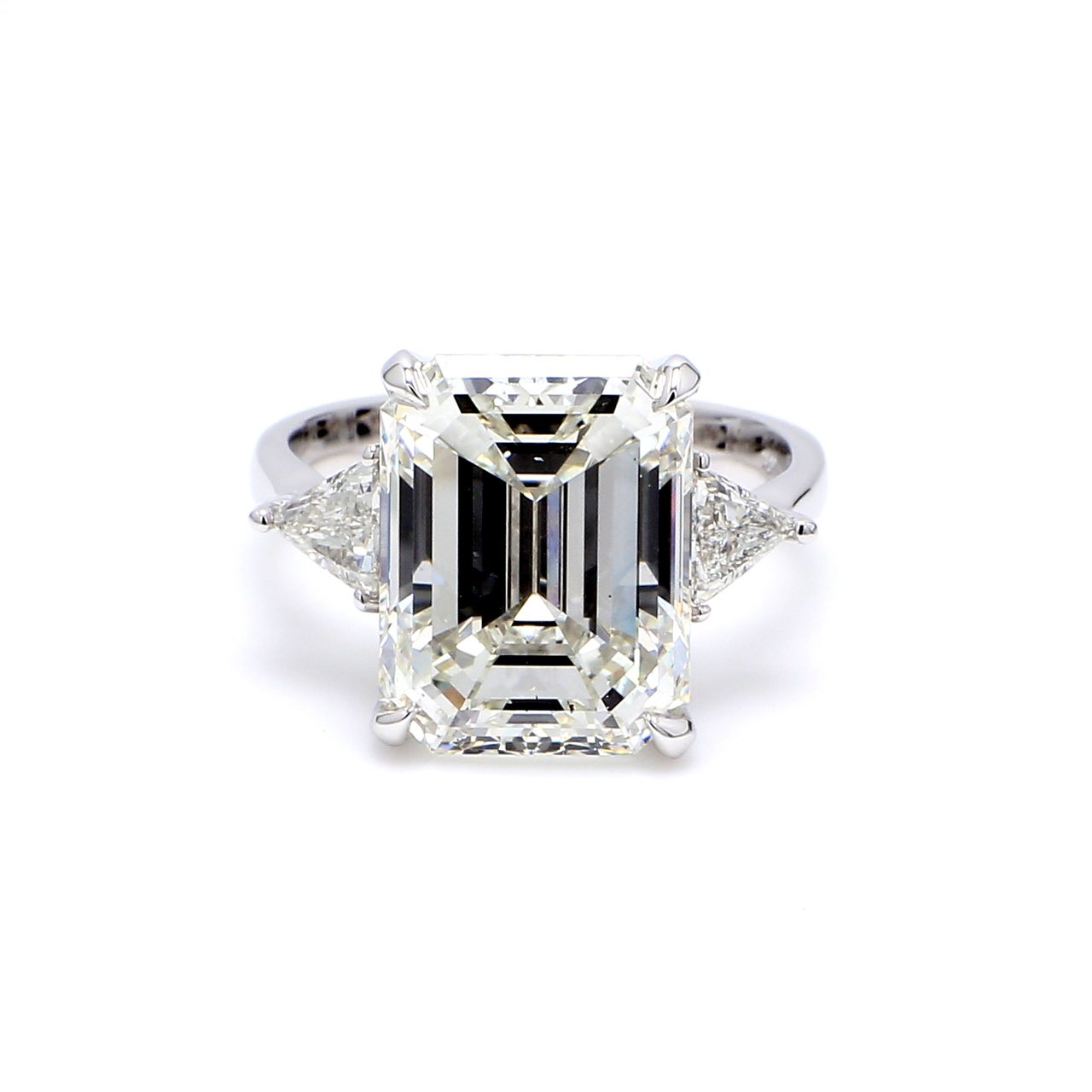 3-stone semi-mount in 18K WG with 3-prong set trilliant cut diamond sides.  D0.52ct.t.w.