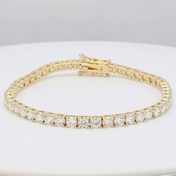 7' Tennis bracelet in yellow gold with 4-prong set round diamonds.  D9.02ct.t.w.