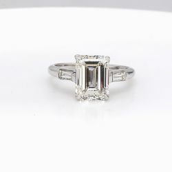 3-stone semi-mount in 18K WG with straight baguette diamond sides.  D0.36ct.t.w.
