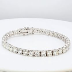 7' Tennis bracelet in 18K WG with prong set (36) round diamonds.  D14.61ct.t.w.