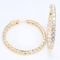 1.25' Inside out hoop earrings in yellow gold with 4-prong set round diamonds.  D6.98ct.t.w.