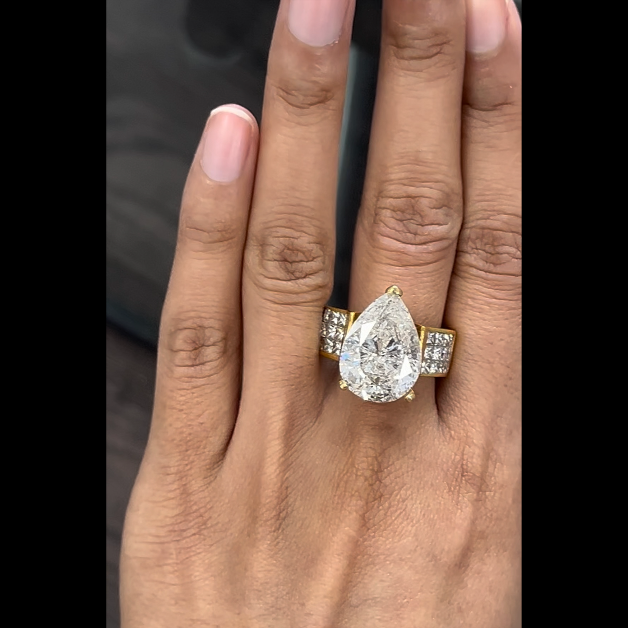 10.24CTS NATURAL DIAMOND PEAR SHAPE CENTER RING