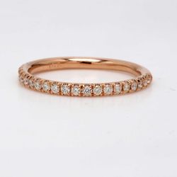 Band in rose gold with shared U-prong set round diamonds.  D0.24ct.t.w.