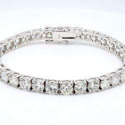 Tennis bracelet in 18K WG with 4-prong set round diamonds.  D17.11ct.t.w.