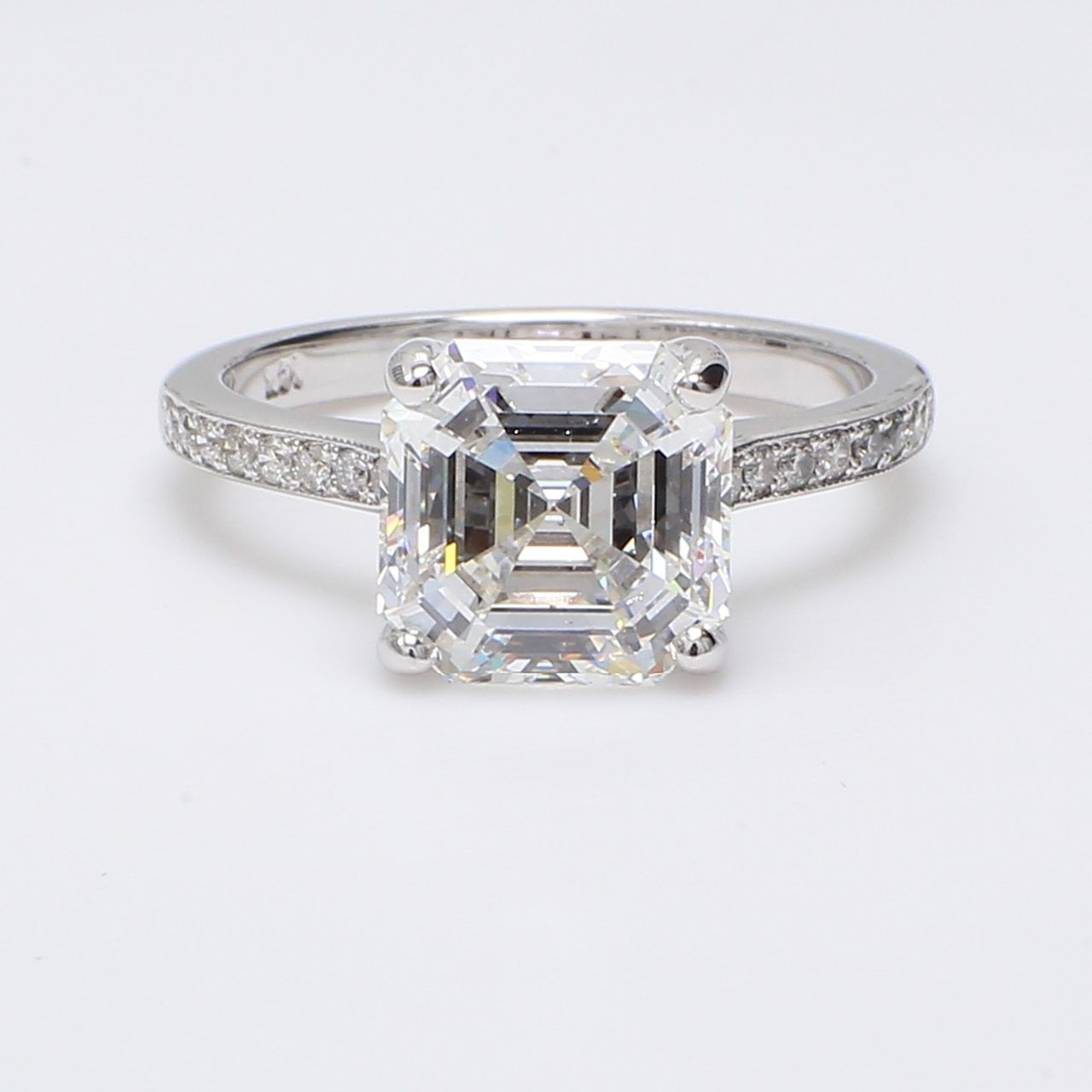 Semi-mount with pave set round diamonds.  D0.30ct.t.w.