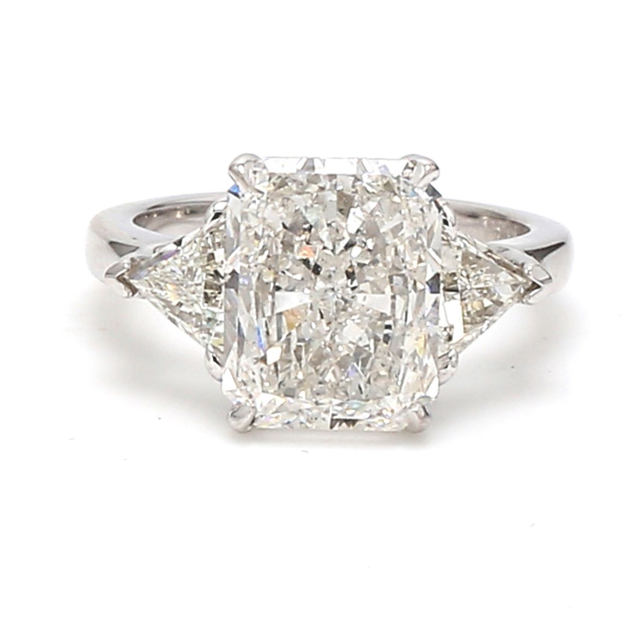 3-stone semi-mount in platinum with trilliant cut diamond sides.  D0.92ct.t.w.