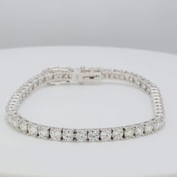 7' Tennis bracelet with 4-prong set round diamonds.  D8.63ct.t.w.