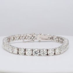 7.25' Tennis bracelet with 4-prong set (48) round diamonds.  D8.94ct.t.w.