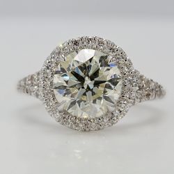 Halo split-shank semi-mount in 18K WG with pre-set round diamonds.  D0.55ct.t.w.