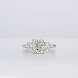 3-stone semi-mount in 18K WG with radiant cut diamond sides.  D1.01ct.t.w.