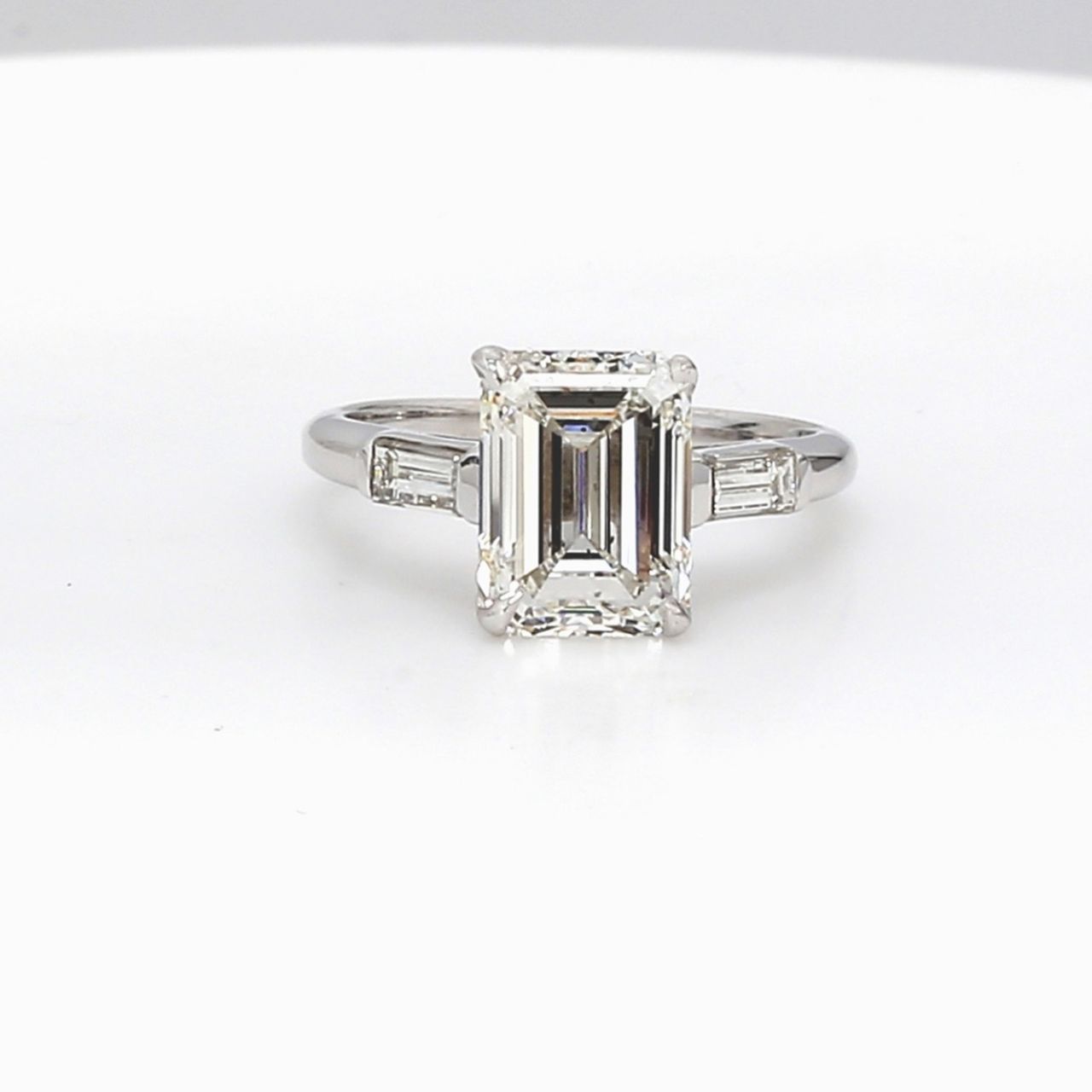 3-stone semi-mount in 18K WG with straight baguette diamond sides.  D0.36ct.t.w.