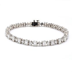 7' Tennis bracelet in platinum with 4-prong set alternating emerald and princess cut diamonds.  D7.63ct.t.w.