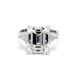 3-stone semi-mount in 18K WG with 3-prong set trilliant cut diamond sides.  D0.52ct.t.w.