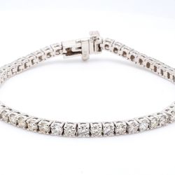7' Tennis bracelet with (57) round diamonds.  D4.58ct.t.w.