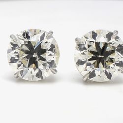 Screw back stud earrings with basket prong set round diamonds.  D3.00ct.t.w.