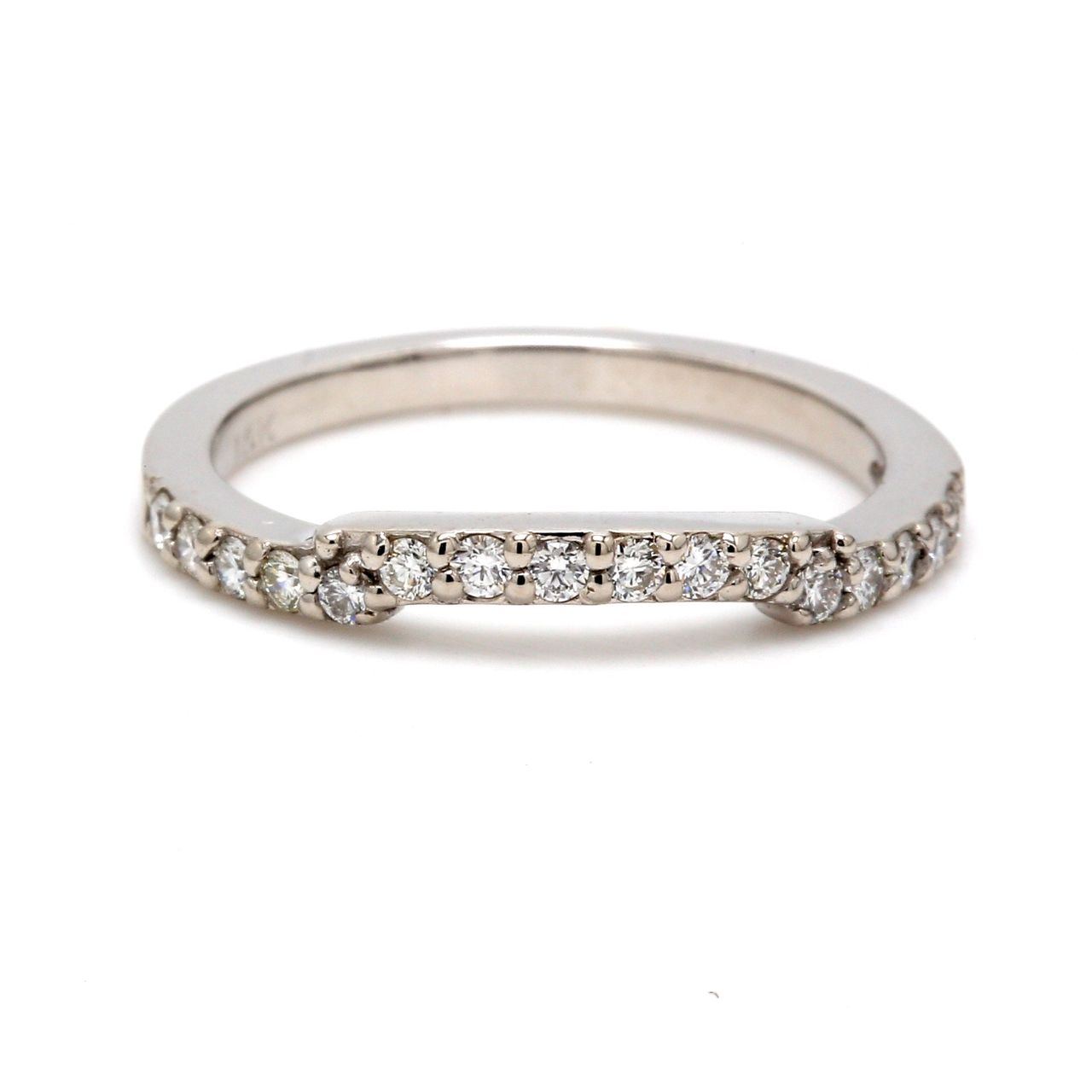 Band with shared prong set round diamonds.  D0.27ct.t.w.